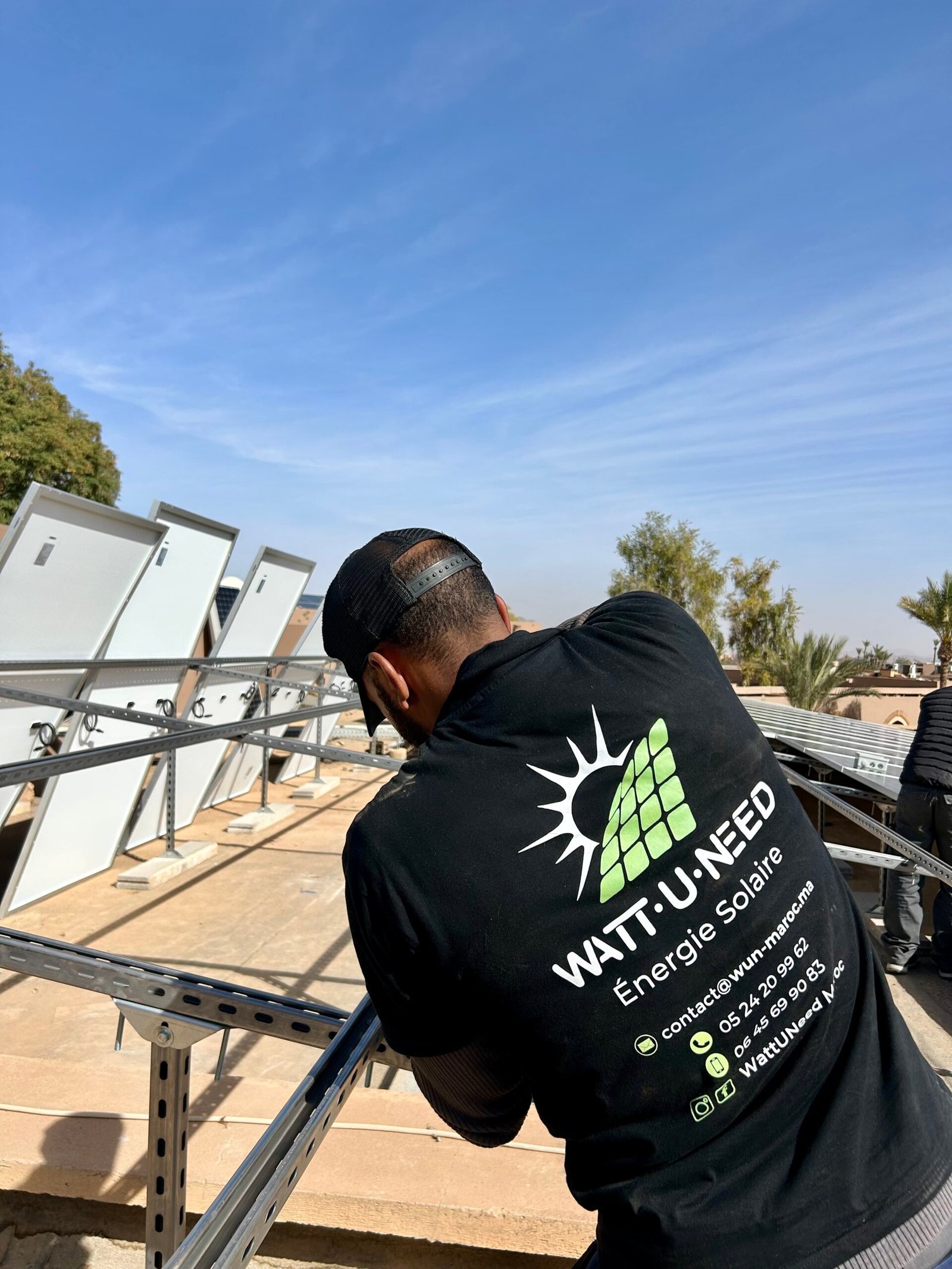Technicien WATTUNEED en intervention sur une installation solaire